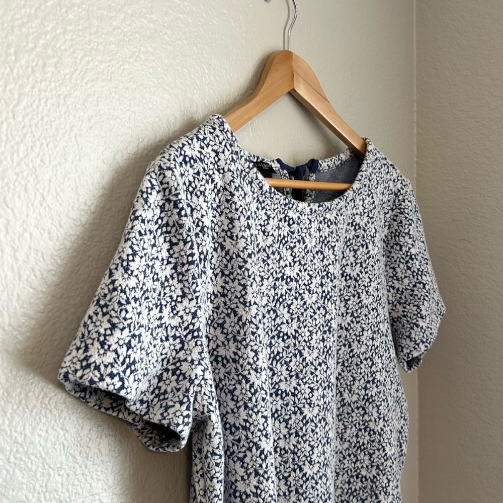 Talbots Textured Knit Blue and White Floral Short Sleeve Top w/Keyhole Back, 2X - Picture 3 of 8